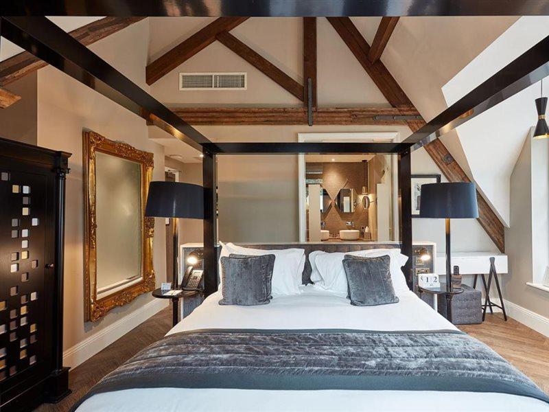 Oddfellows On The Park Cheadle  Exteriör bild A bedroom at the hotel