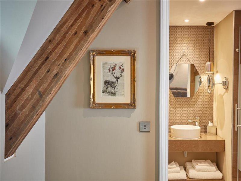 Oddfellows On The Park Cheadle  Exteriör bild A bathroom at The Swan