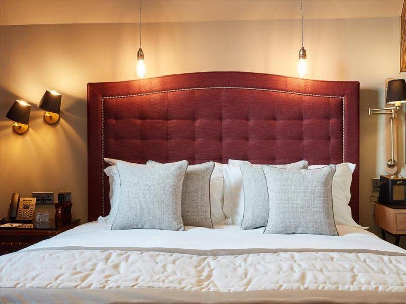Oddfellows On The Park Cheadle  Exteriör bild A bed with a headboard