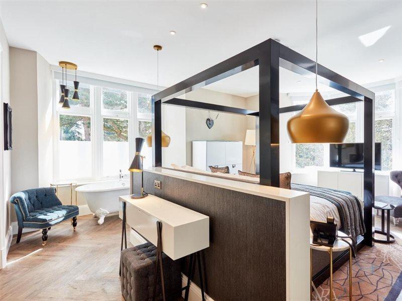 Oddfellows On The Park Cheadle  Exteriör bild A suite at the hotel