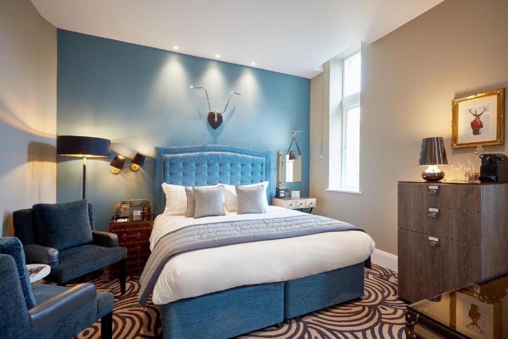 Oddfellows On The Park Cheadle  Rum bild A bedroom at The Ivy Collection