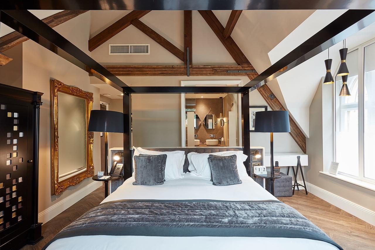 Oddfellows On The Park Cheadle  Exteriör bild A bedroom at the hotel