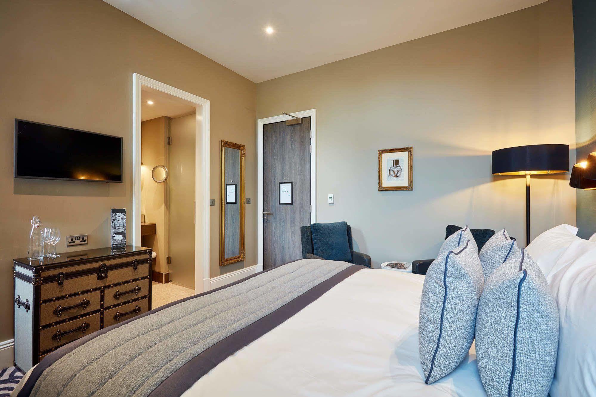 Oddfellows On The Park Cheadle  Exteriör bild A bedroom at The Old Bank Hotel
