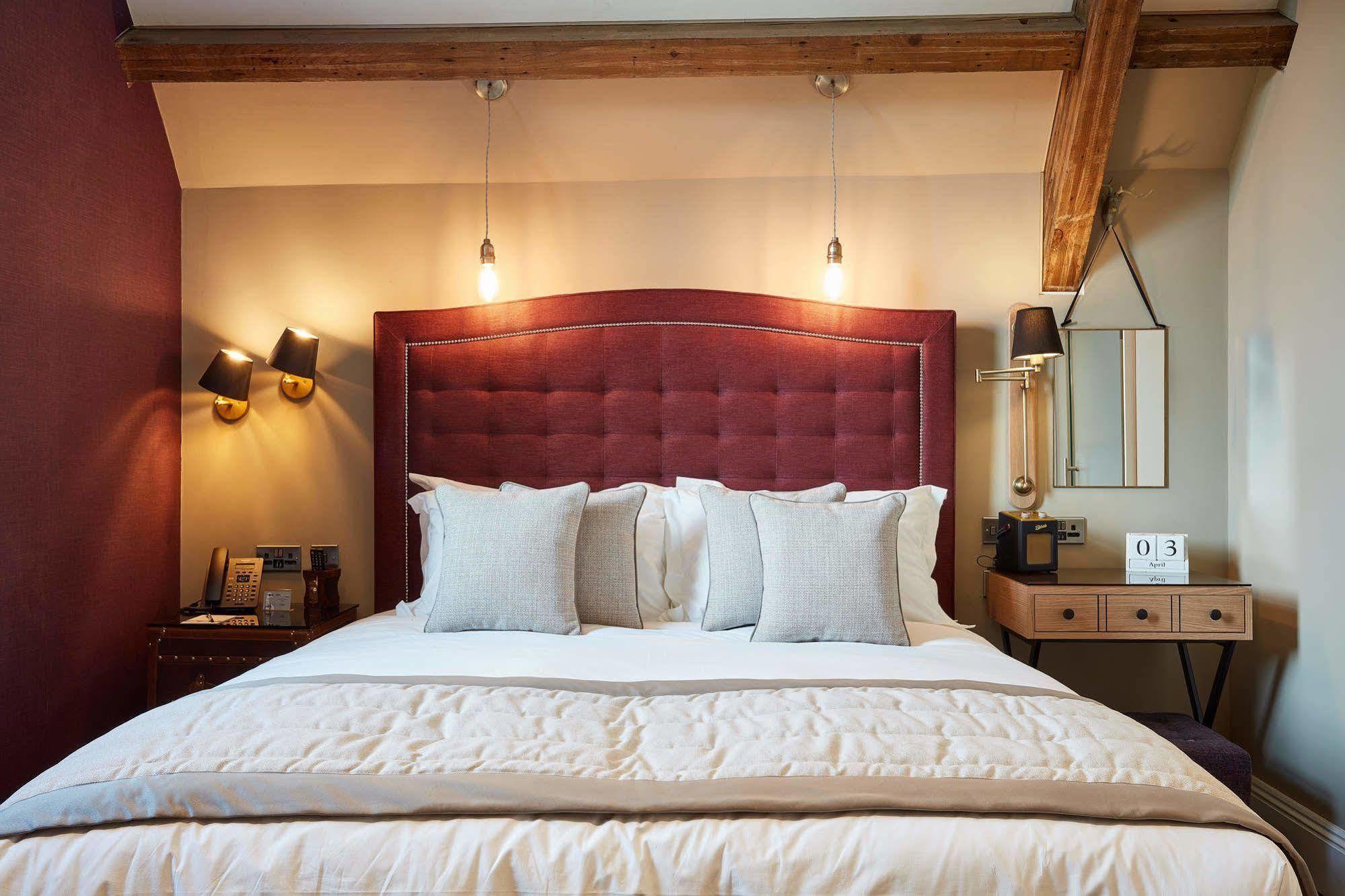 Oddfellows On The Park Cheadle  Exteriör bild A bedroom at The Swan Hotel